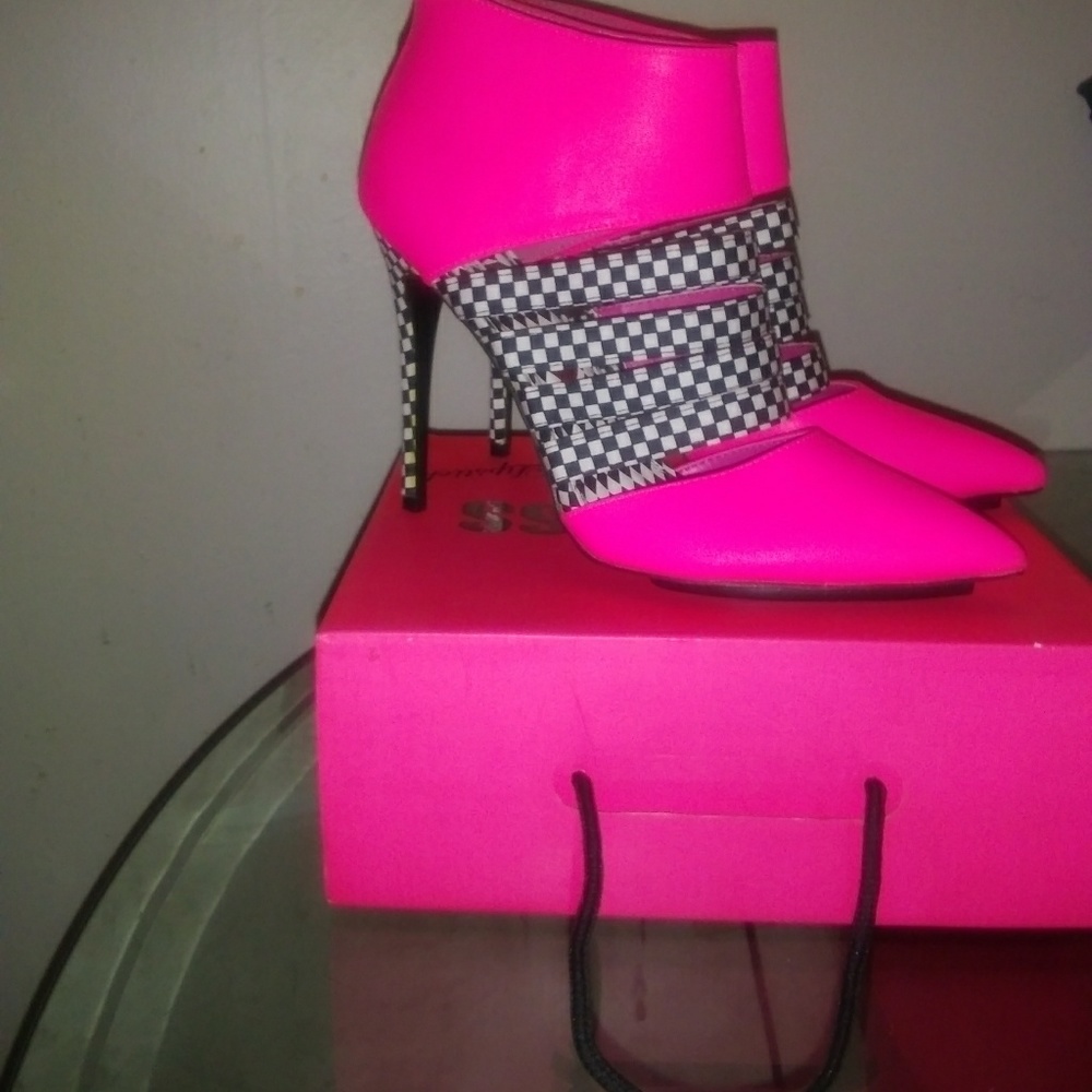 RED KISS HEELS